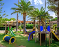 Aire de jeux pour enfants sous les palmiers