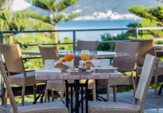 Petit déjeuner terrasse