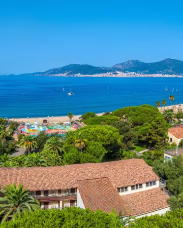 Vue aérienne du Marina Viva, entre la pinède et la mer, face au golfe d'Ajaccio