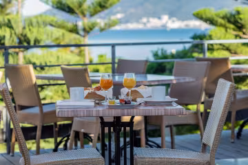 Petit déjeuner terrasse