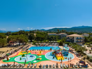 La piscine vue dessus