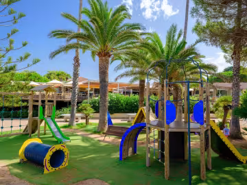 Aire de jeux pour enfants sous les palmiers